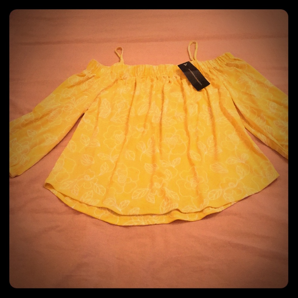 ☀️☀️☀️ NWT Off shoulder embroidered shirt☀️☀️☀️